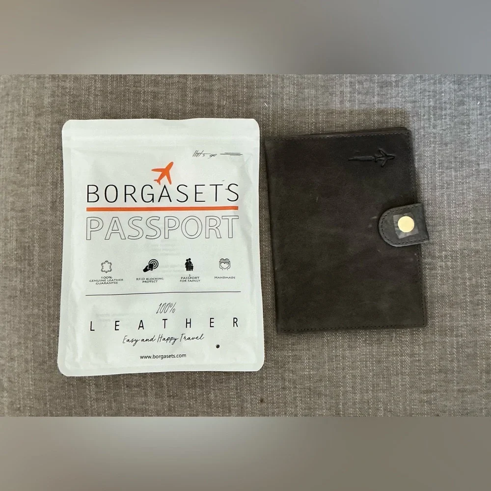 Borgasets leather passport holder